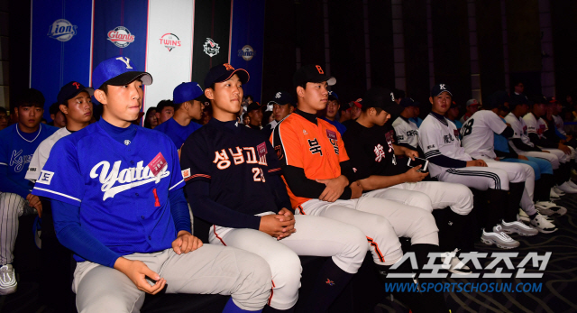 [KBO드래프트] SK 유니폼 입은 오원석 "강백호 선배님 상대해보고 싶다"