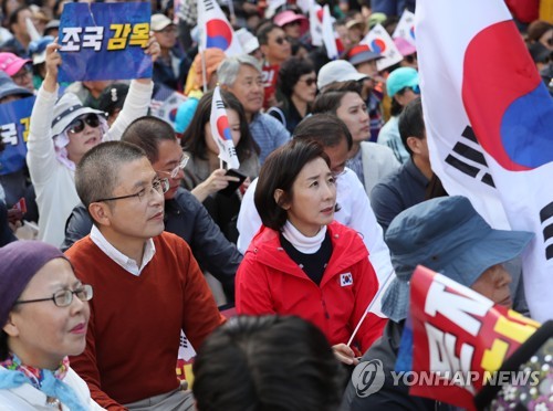 보수단체 '文대통령·조국 규탄' 집회…·청와대앞까지 행진