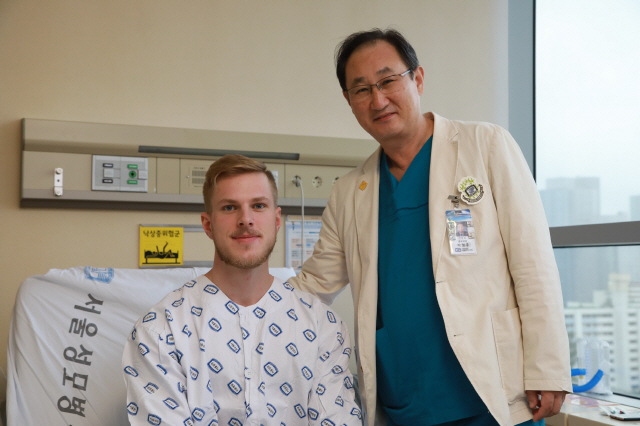 독일서 오목가슴·새가슴 수술 실패한 스웨덴 남성, 서울성모병원서 새희망 …