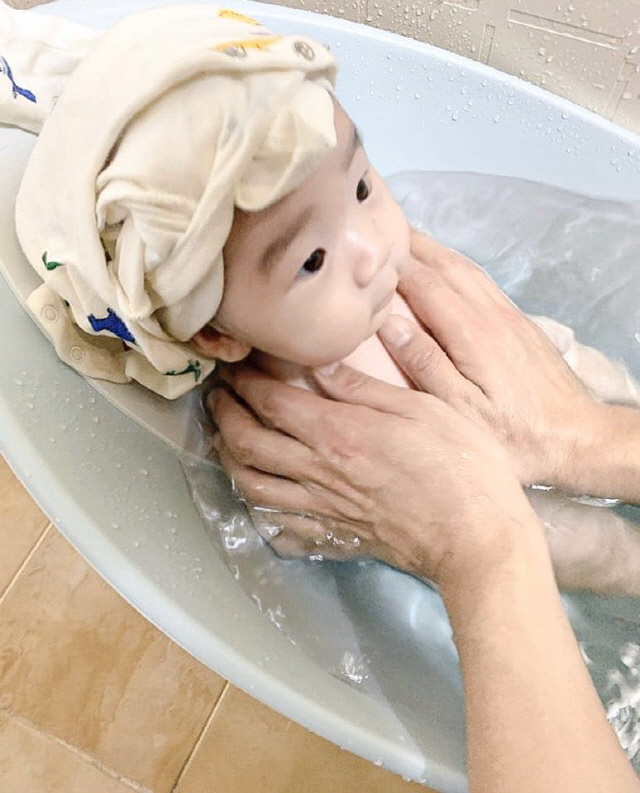 이필모, 아들 목욕시키기 "너무 예쁜 내 아들"…'♥서수연'도 댓글로 '…