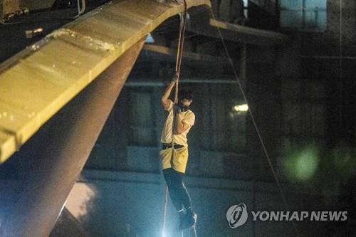 밧줄 타고 하수구 기어가고…홍콩 시위대 이공대 '필사의 탈출'