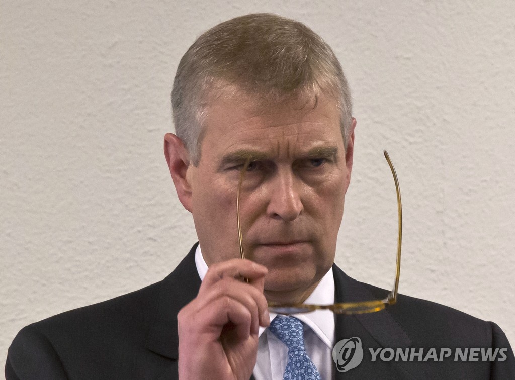 '10대와 성관계 의혹' 英 앤드루, '왕자 공식직무' 중단