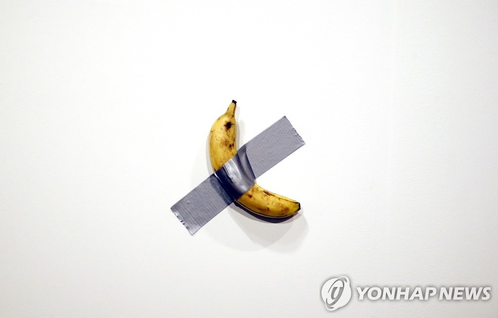 1억짜리 바나나 예술작품 꿀꺽…행위예술가 "배고파 먹었다"