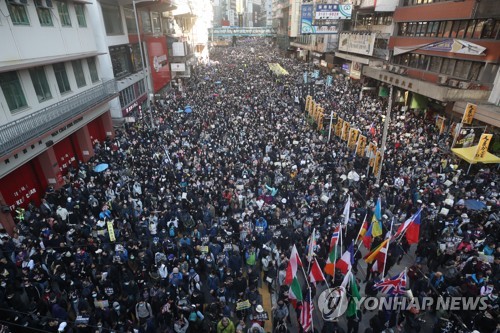  홍콩시민 80만명 다시 거리로…"선거 승리, 끝 아닌 시작"