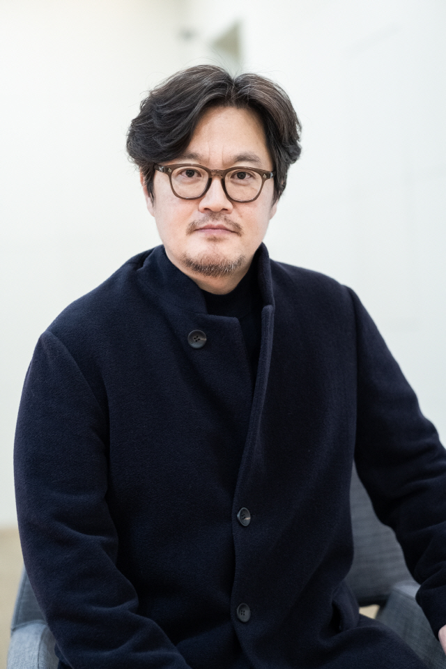 '남산의 부장들' 우민호 감독 "'내부자들'처럼 뜨겁고 자칫 들떠서 연출…