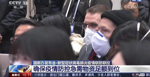 중국 '우한폐렴' 공포…기자들마저 마스크 쓴채 질문