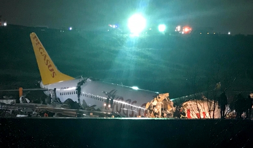 이스탄불 공항서 여객기 활주로 이탈해 세 동강…52명 부상