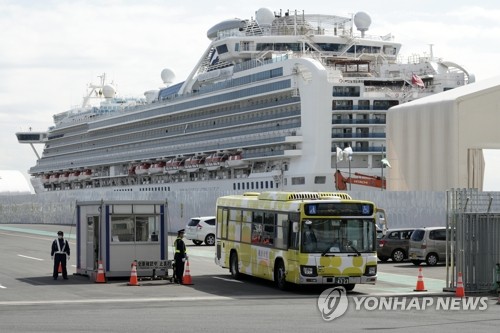 일본크루즈서 코로나19 걸린 80대 승객 2명 사망…일본 3명째