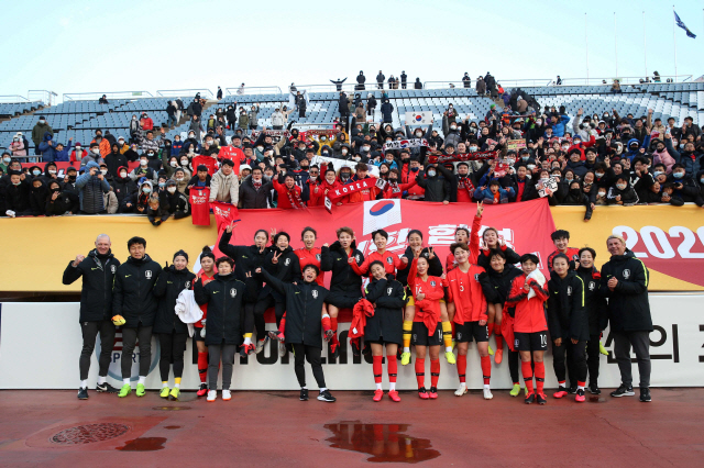 중국과 올림픽 여자축구 PO 일정 꼬여버린 KFA, '투트랙' 돌파구 모…