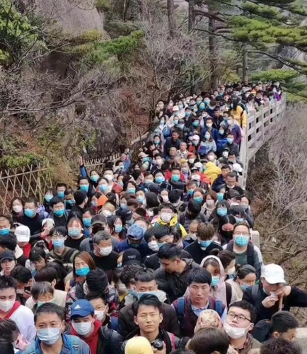 중국 '사회적 거리 두기' 풀어졌나…황산에 관람객 북새통