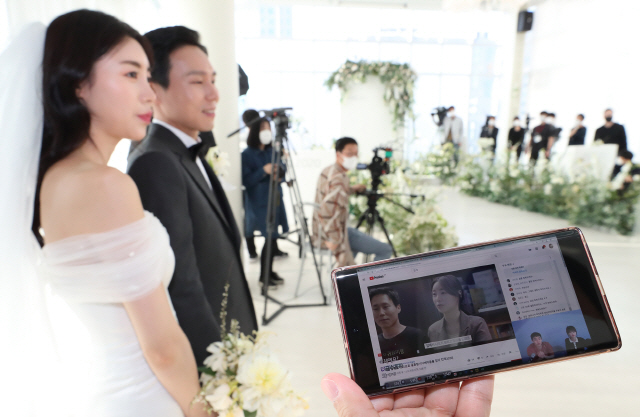 KT, 유튜브 라이브 결혼식 진행…비대면 소통 사례 확대