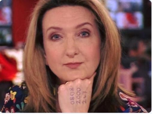 BBC 앵커 손등에 적힌 전화번호…"가정폭력 즉시 신고하세요"