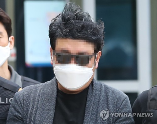 '아파트 경비원 폭행 의혹' 주민, 구속영장 실질심사 출석