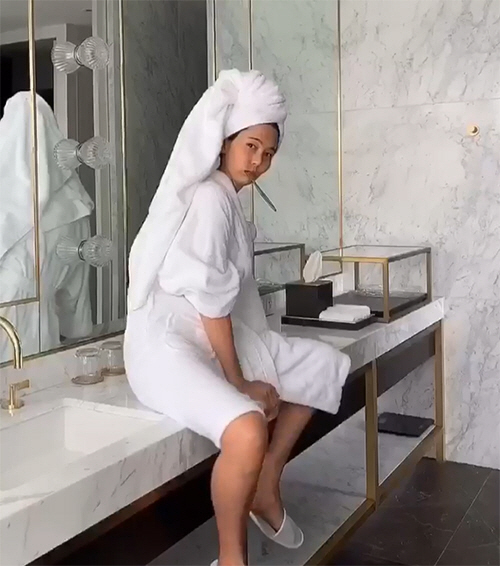 김나영, 호텔서 샤워가운만 입고…애둘맘의 '완벽 각선미'