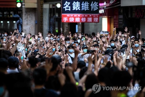 홍콩보안법 경찰 '무소불위'…영장없는 수색·콘텐츠 삭제 명령
