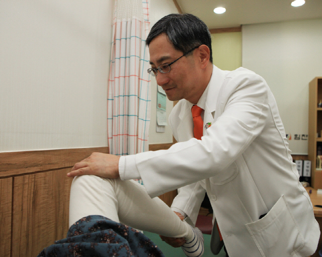 무릎 관절염, 단계별 치료법은?…말기땐 로봇 인공관절 수술로 정확도 높여