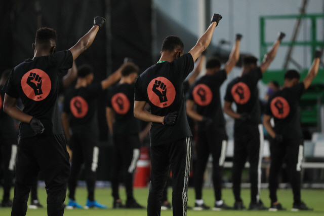 '흑인의 목숨도 소중하다' MLS 100여명 흑인 선수들, 인종차별 반대…