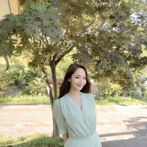 박민영, 나무 아래 싱그러운 여신 미모…"숲의 요정인줄"