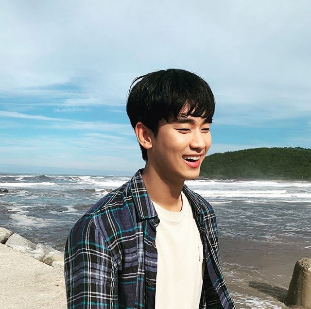 "이게 바로 명품 미모" 김수현, 푸른 바다만큼 시원한 '햇살 미소'
