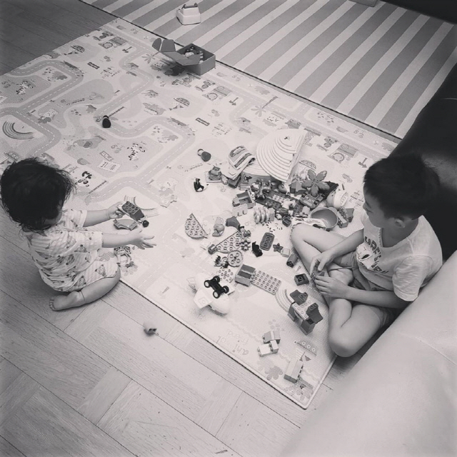'정준호♥' 이하정, 5살 터울 남매 레고 삼매경 근황 "서로 잘 놀아요…