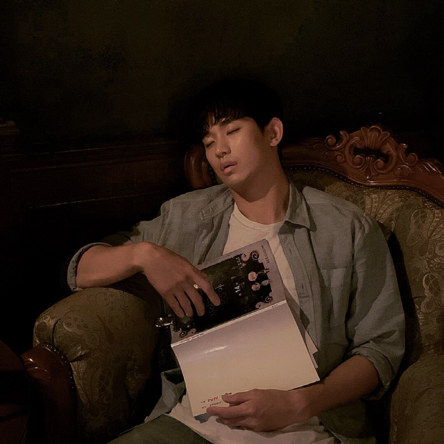 김수현, 대본 읽다 꾸벅꾸벅…조는 모습도 멋진 "잠자는 저택 속 왕자"