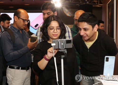`피처폰`의 힘…"삼성, 인도 휴대폰 시장서 1위 탈환"