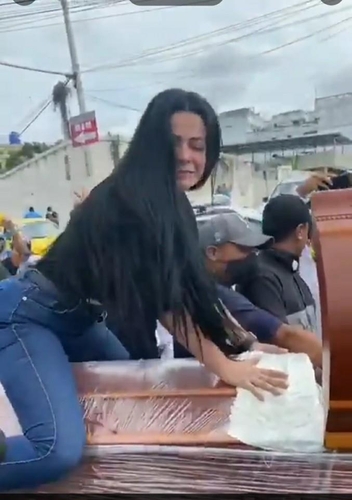 관 위에서 엉덩이 춤추는 에콰도르 여성 이색 장례식
