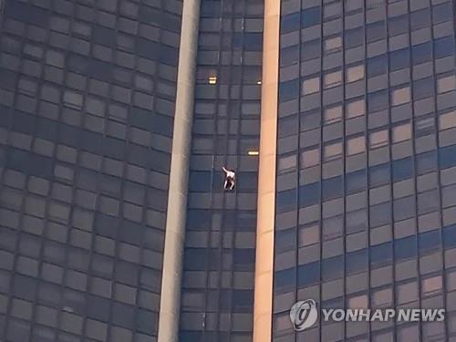 맨손으로 파리 59층 몽파르나스 타워 오르던 폴란드인 체포