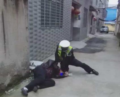 '역시 소림사 출신'…中 경찰 500ｍ 질주해 음주운전자 제압