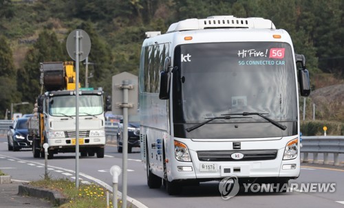 운전자 손 뗐는데…제주 평화로 유유히 달린 KT 자율주행 버스
