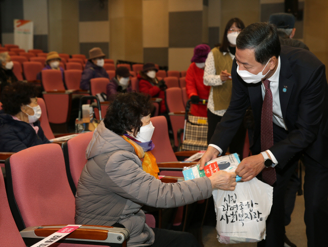 경륜·경정, 광명시에 방역 마스크와 우리 농산물 꾸러미 전달