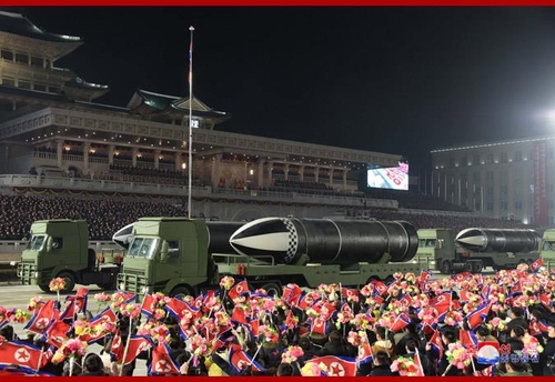 북, 3개월만에 몸집 커진 새 SLBM 공개…전술핵용 미사일도 등장