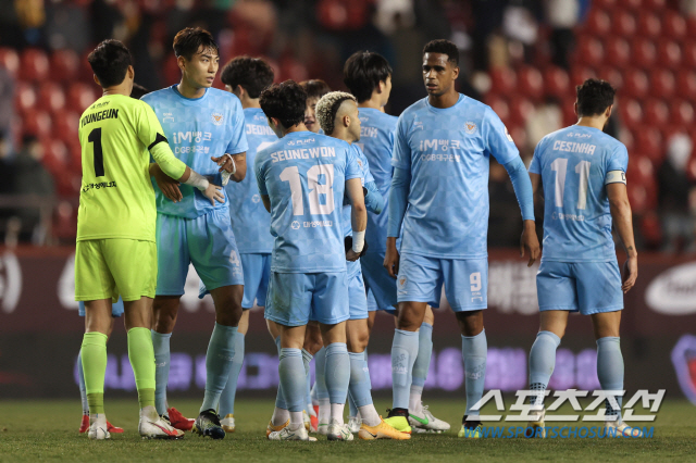 '소속선수간 폭력 및 성추행 파문' 대구FC 공식 사과문 발표 "팬들께 …