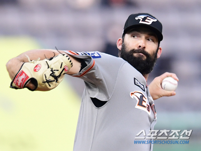 '한화 에이스 맞네' 카펜터, KBO 데뷔전서 5⅓이닝 1실점 9K 쾌투