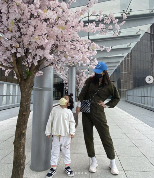 안선영, 귀요미 아들과 부산서 '벚꽃엔딩'...힙한 母子