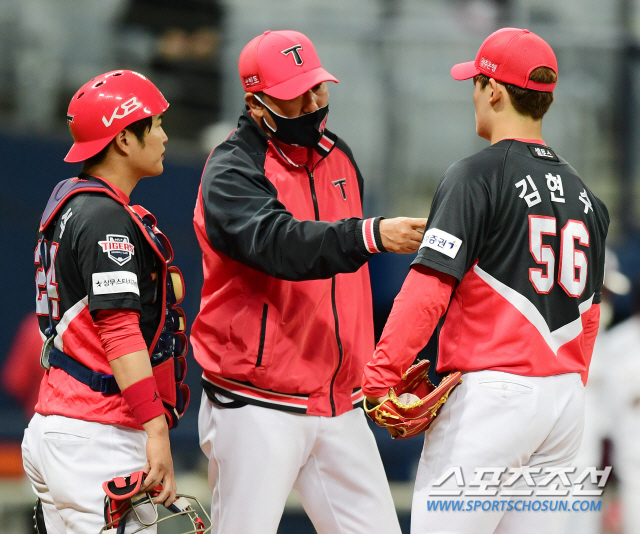  '1회 고전+실책 불운' 김현수, 첫 등판 3⅓이닝 6실점 진땀