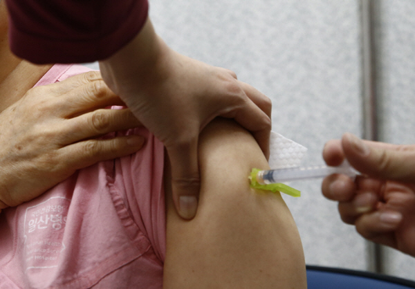 아스트라제네카 혈전 논란에 60세 미만·보건교사 백신 접종 보류