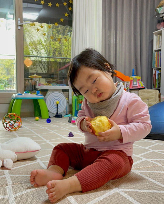 이윤지 딸 소울, 눈 뒤집어져도 귀여워…사과 먹방에 예쁜 짓까지