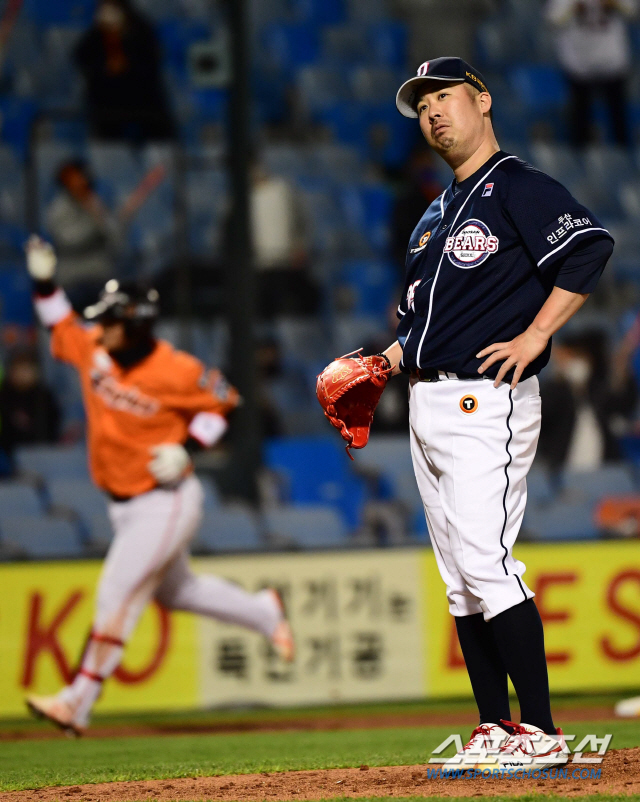 '거참 이상하네~'노시환 앞에만 서면 한없이 작아지는 유희관 