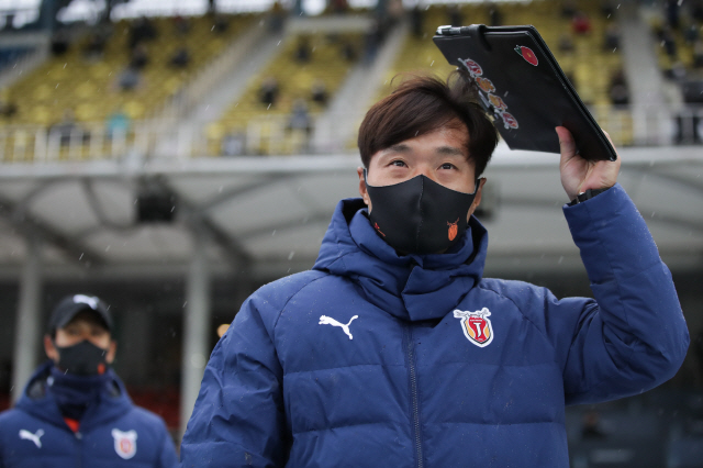 남기일 "결과 가져올 수 있는 축구 준비" vs 박건하 "새로운 MF들에…