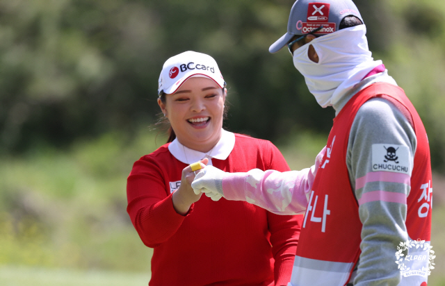 '통산 2승' 이소미, 제주 바람 뚫고 2021시즌 KLPGA 투어 개막전 우승