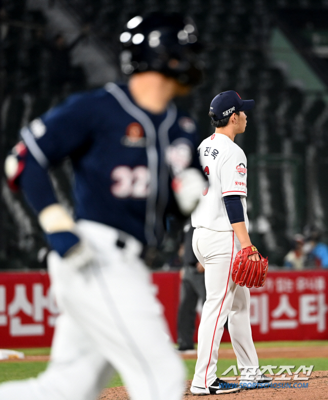 롯데 새내기의 험난한 첫 승. 아웃카운트 하나 남기고 역전 홈런 맞고 패…