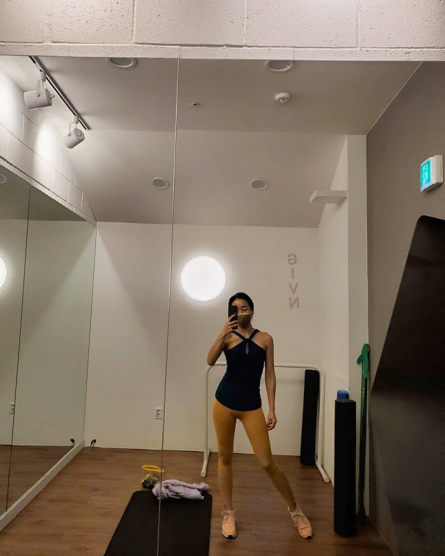 김경화, 운동 중 레깅스 안 입은 줄…늘씬 몸매+유연성 자랑 "유지어터"