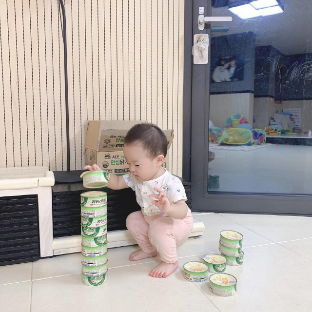 율희♥최민환 쌍둥이 딸, 진지한 통조림탑 쌓기…극과 극 성향