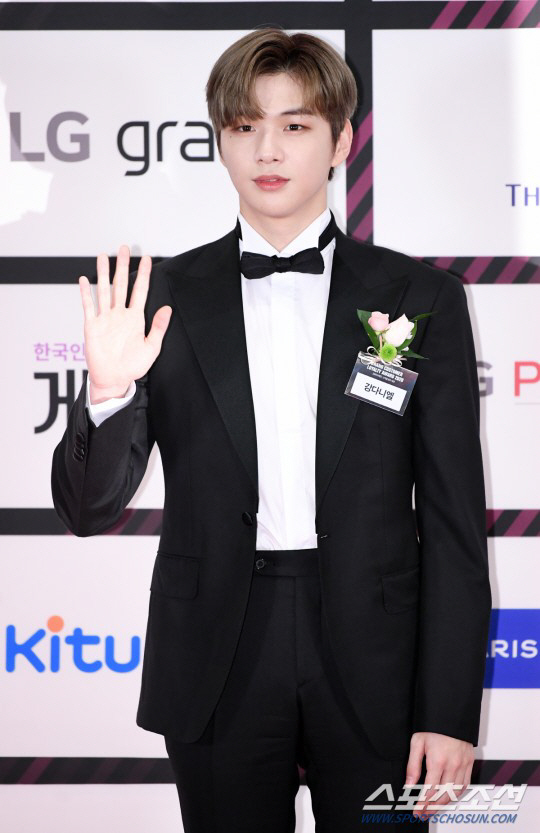 강다니엘, 코로나19 검사 결과 기다리는 중 "모든 일정 변경 가능성有"…