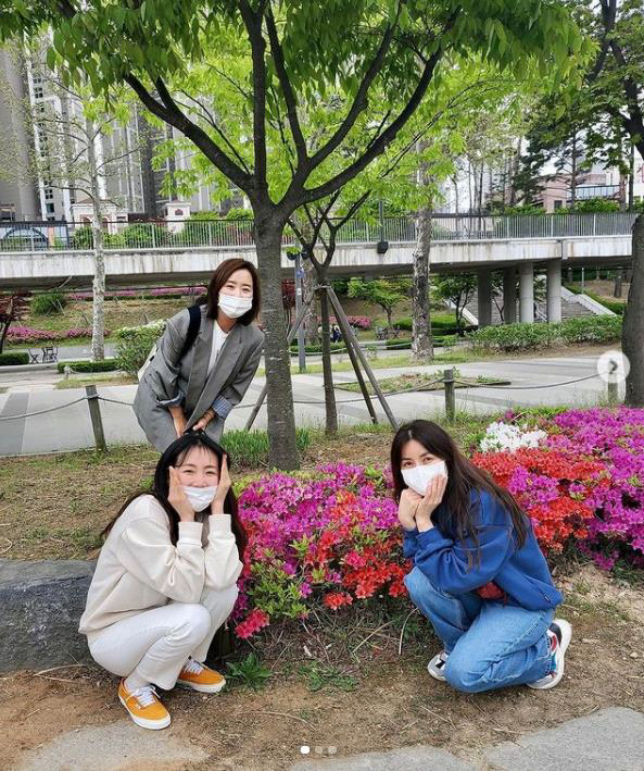 "오래된 내 친구" 최지우, 신애라·윤유선과 꽃밭 위 '아직도 천진난만'…