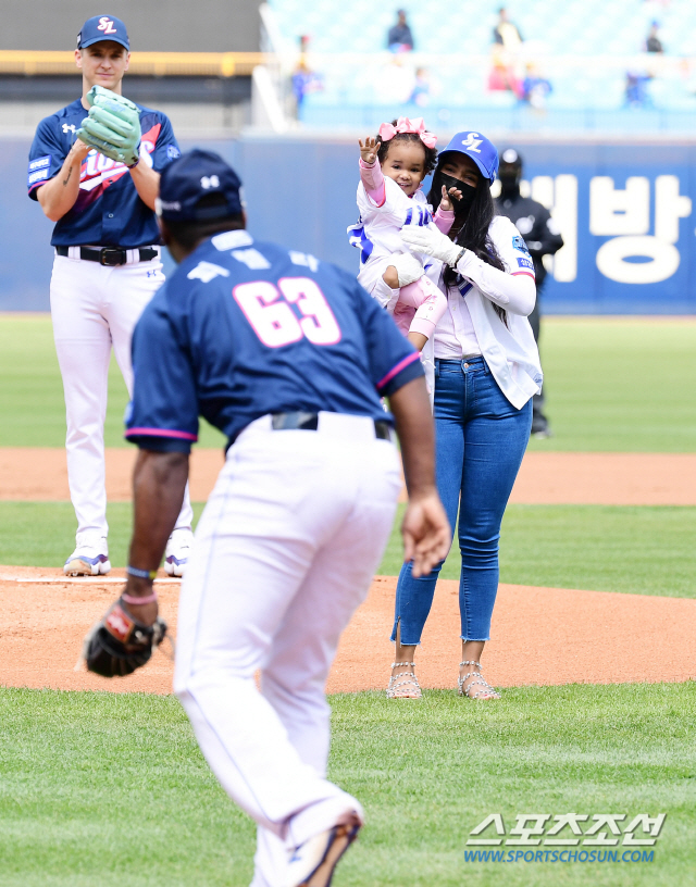 자가격리 끝나고 첫 야구장 나들이에서 생일파티에 시구까지. 피렐라 가족의…