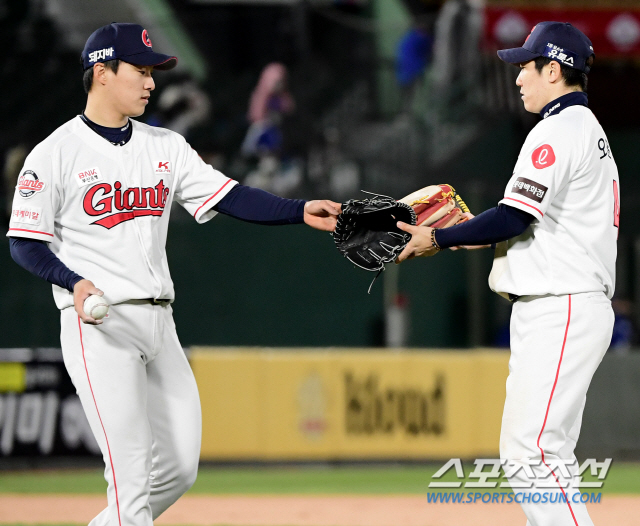 '1일 3야수→첫 삼진+ERA 0' KBO 40년史 새로 쓰는 롯데표 '…