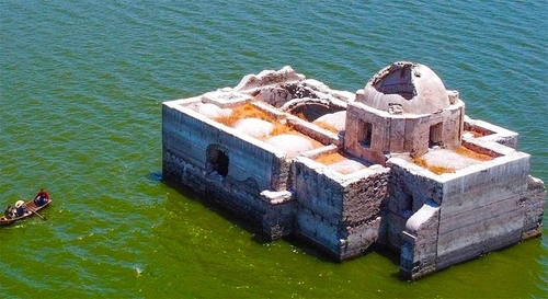 42년 전 호수 아래 잠긴 멕시코 성당, 가뭄으로 2년째 모습