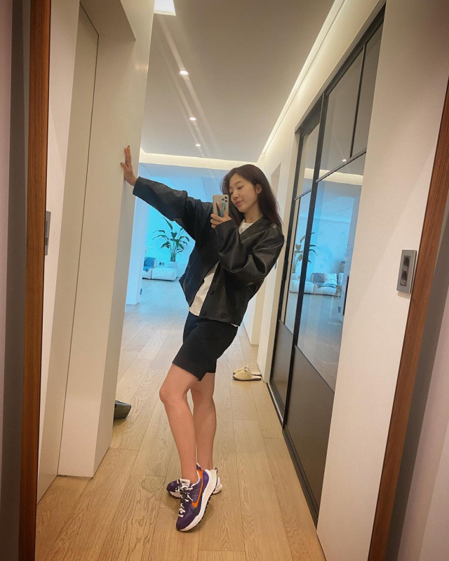 '최태준♥' 박신혜, 런웨이 같은 집 복도서 뽐낸 '168cm·47kg'…